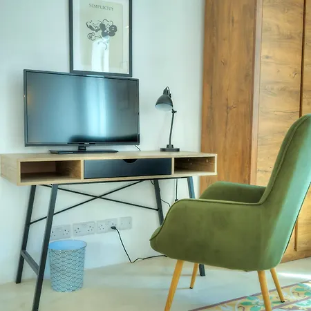 Daire Cozy 1bedroom, Roof Terrace Near Valletta Dazz1-2 *